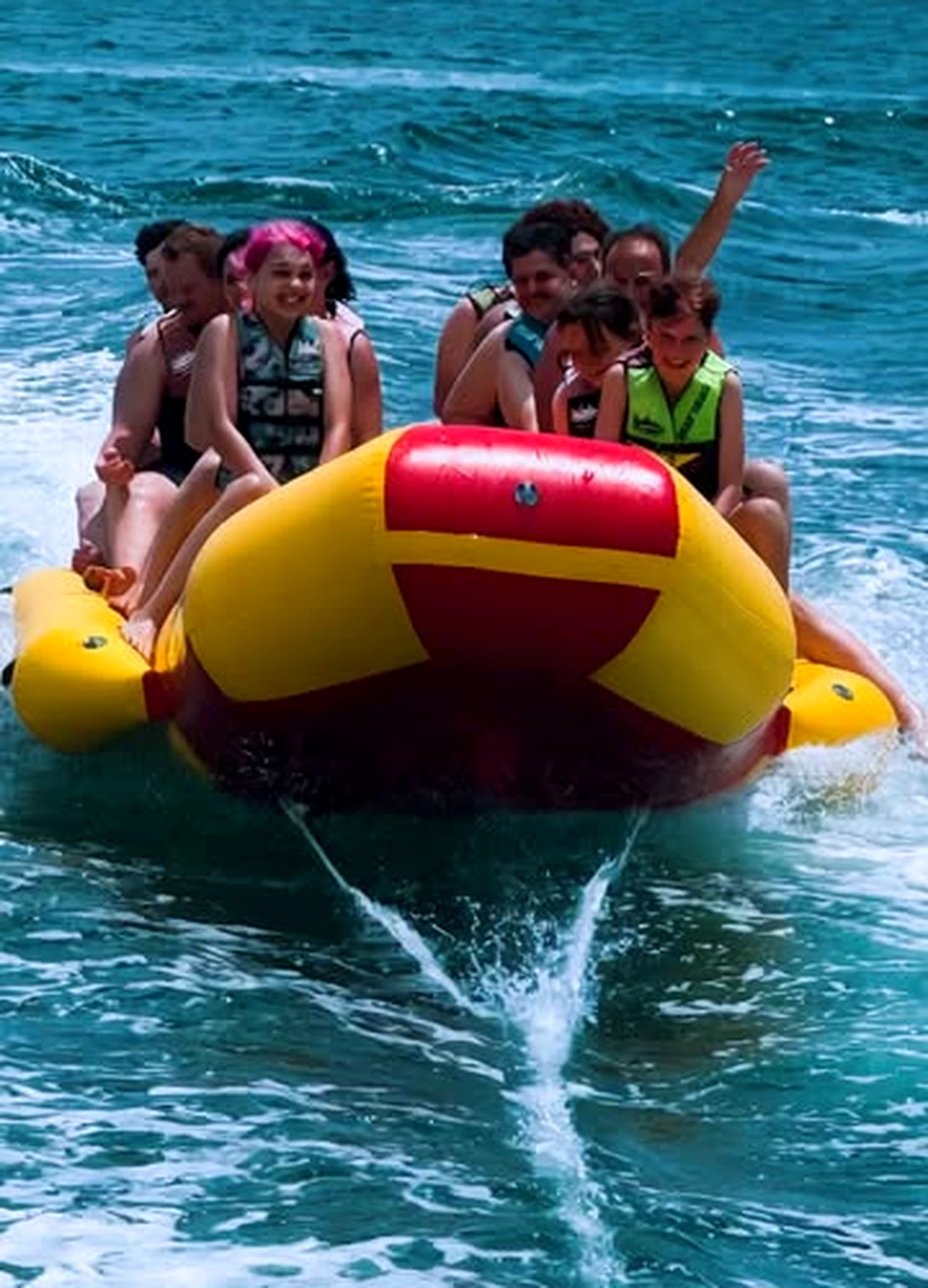 Família no Banana Boat em velocidade