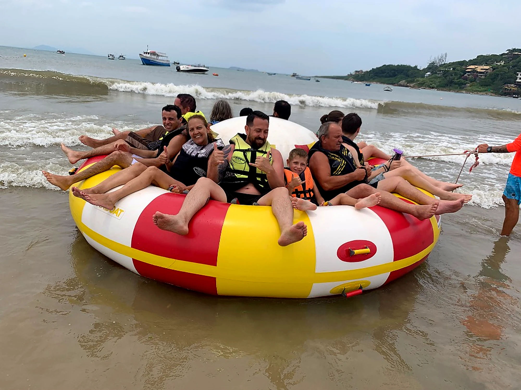 Grupo no Disco Boat sorrindo na praia