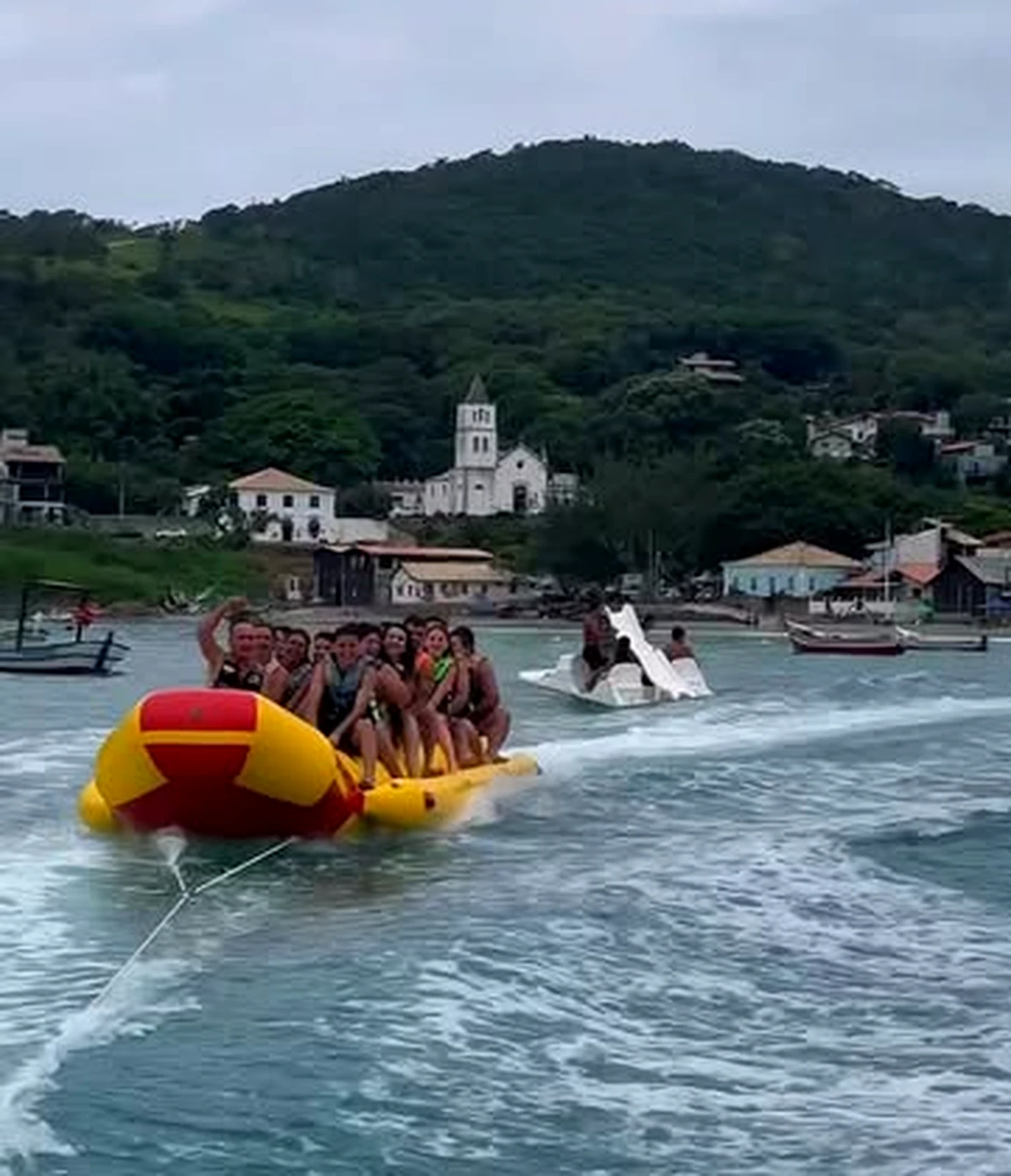 Banana Boat na enseada com a igreja ao fundo