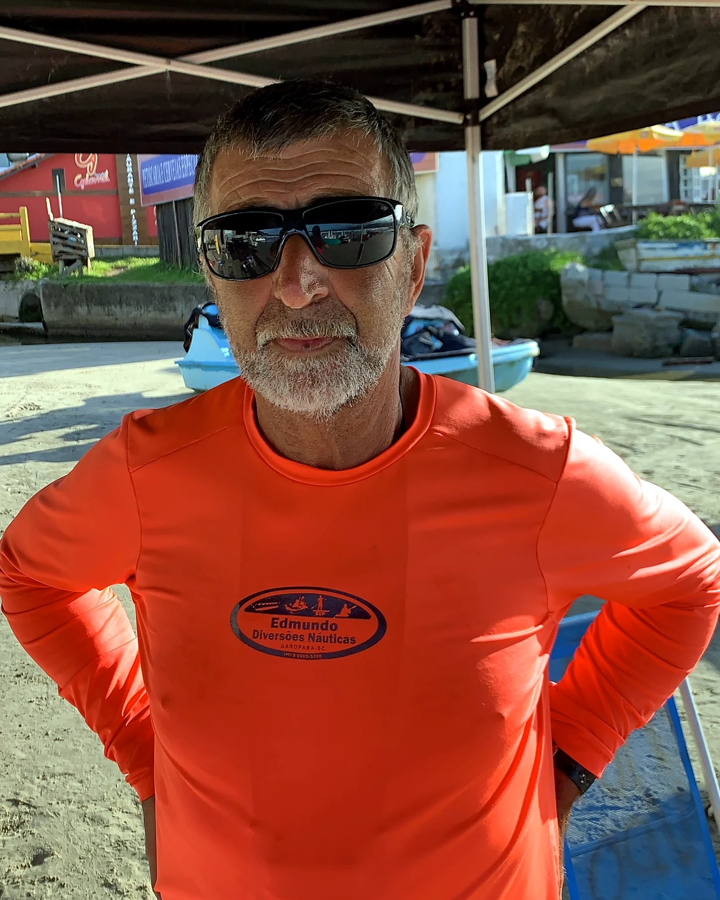 Nardi, gerente da Edmundo Diversões Náuticas, de camisa laranja