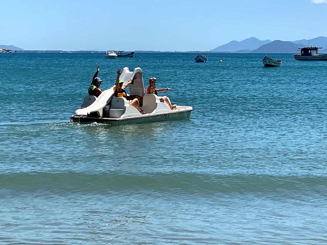 Pedalinho com escorregador no mar de Garopaba