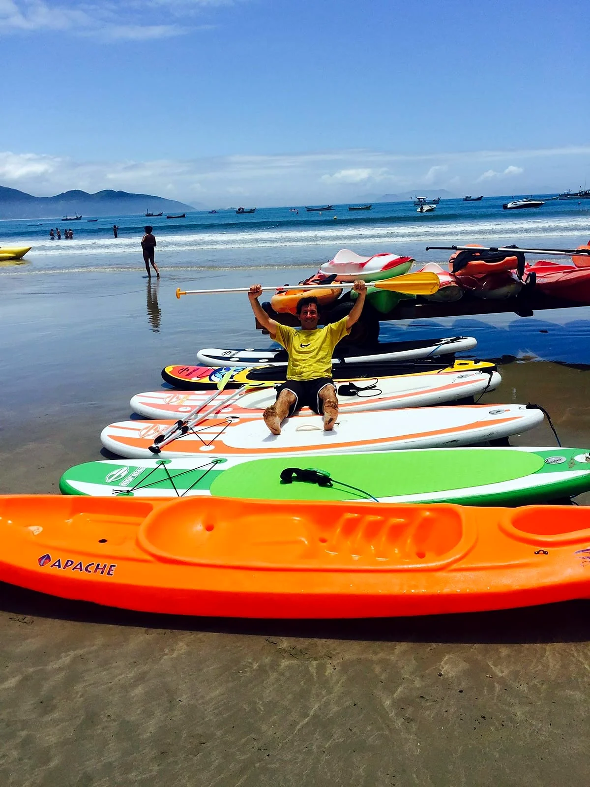 Pranchas de stand up paddle e caiaques na areia